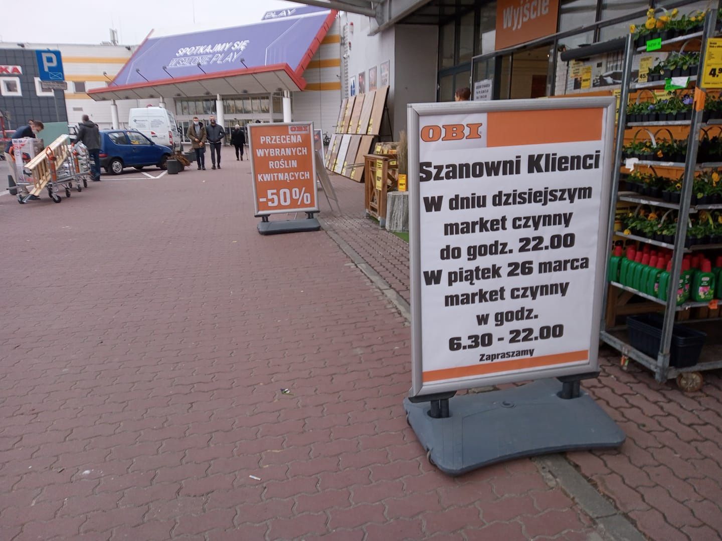 Lockdown. Kolejki w sklepie budowlanym.