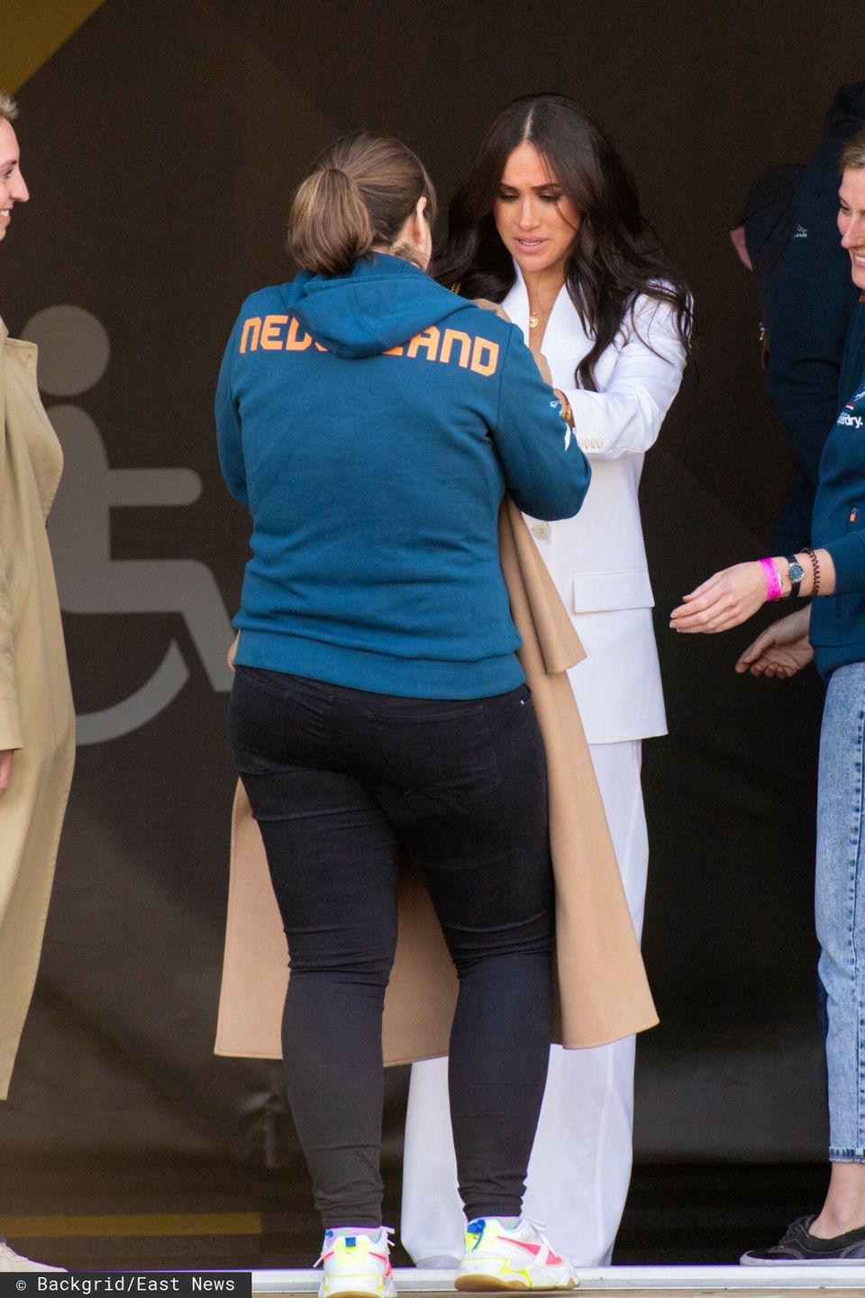 Harry i Meghan Markle na Invictus GamesThe Hague, NETHERLANDS  - Meghan Markle, Duchess of Sussex at the Yellow Carpet during the Invictus Games at Zuiderpark in The Hague.    Pictured: Meghan Markle, Duchess of Sussex, Prince Harry     BACKGRID USA 15 APRIL 2022     USA: +1 310 798 9111 / usasales@backgrid.com    UK: +44 208 344 2007 / uksales@backgrid.com    *UK Clients - Pictures Containing Children  Please Pixelate Face Prior To Publication*MISC