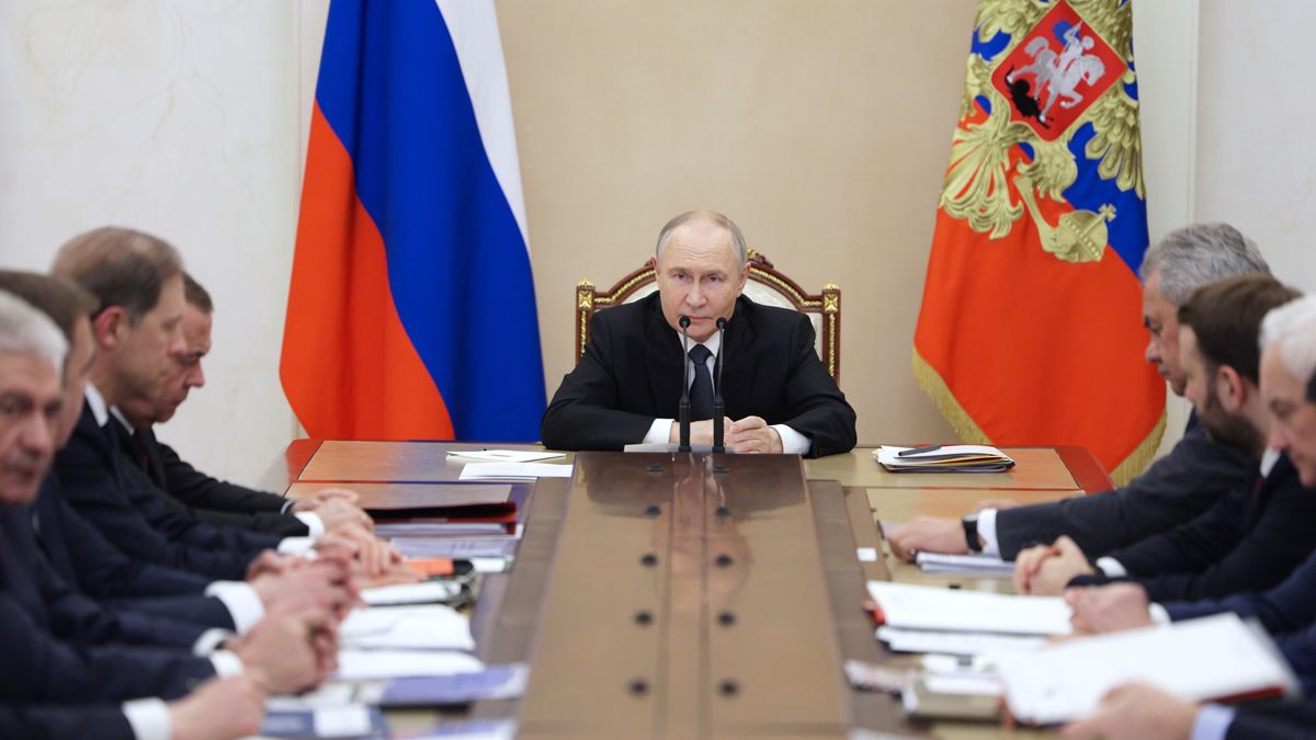 Russian President Vladimir Putin chairs a meeting of the Military-Industrial Commission
epa12048803 Russian President Vladimir Putin (C) chairs a meeting of the Military-Industrial Commission at the Kremlin, in Moscow, Russia, 23 April 2025.  EPA/GAVRIIL GRIGOROV / SPUTNIK / KREMLIN POOL MANDATORY CREDIT 
Dostawca: PAP/EPA.
GAVRIIL GRIGOROV / SPUTNIK / KREMLIN POOL
meeting, politics, defence