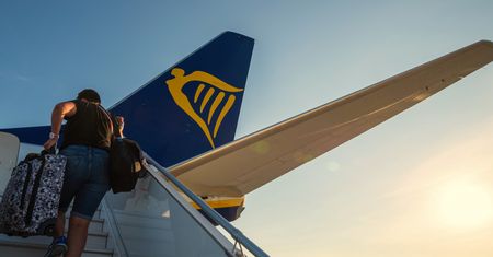 Matka z synem oblali test. Ryanair nie wpuścił ich na pokład