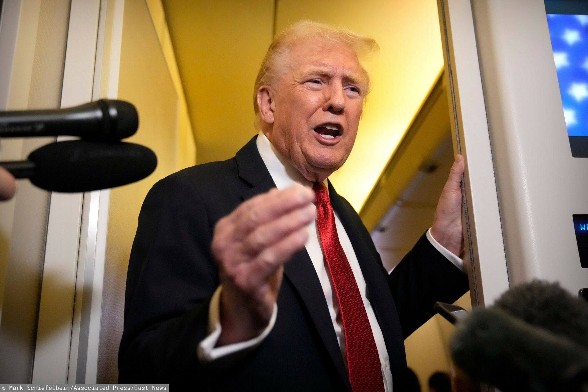 Trump nakłaniał Zełenskiego by oddał Donbas? Prezydent odpowiada