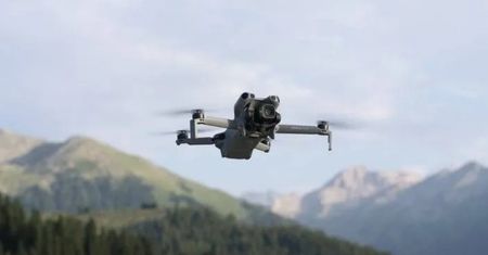 Premiera DJI Mini 5 Pro. Mieści się w kieszeni i ma kamerę, jak w dużych dronach