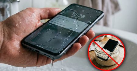 Jak uratować zalany smartfon? Zapomnij o ryżu