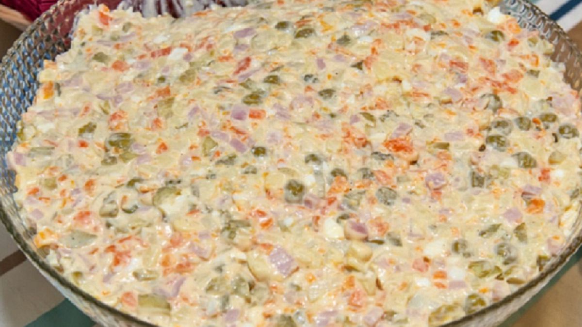 Królowa polskich stołów, czyli sałatka warzywna, której nieodzownym składnikiem jest właśnie majonez.