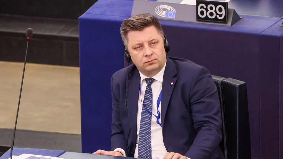 Strasburg, Francja, 17.07.2024. Europoseł PiS Michał Dworczyk na sali obrad w Strasburgu, w drugim dniu inauguracyjnej sesji plenarnej nowego Parlamentu Europejskiego, 17 bm. Europosłowie głosowali na temat wsparcia Ukrainy, która od ponad dwóch lat prowadzi wojnę obronną z Rosją. (ad) PAP/Leszek Szymański