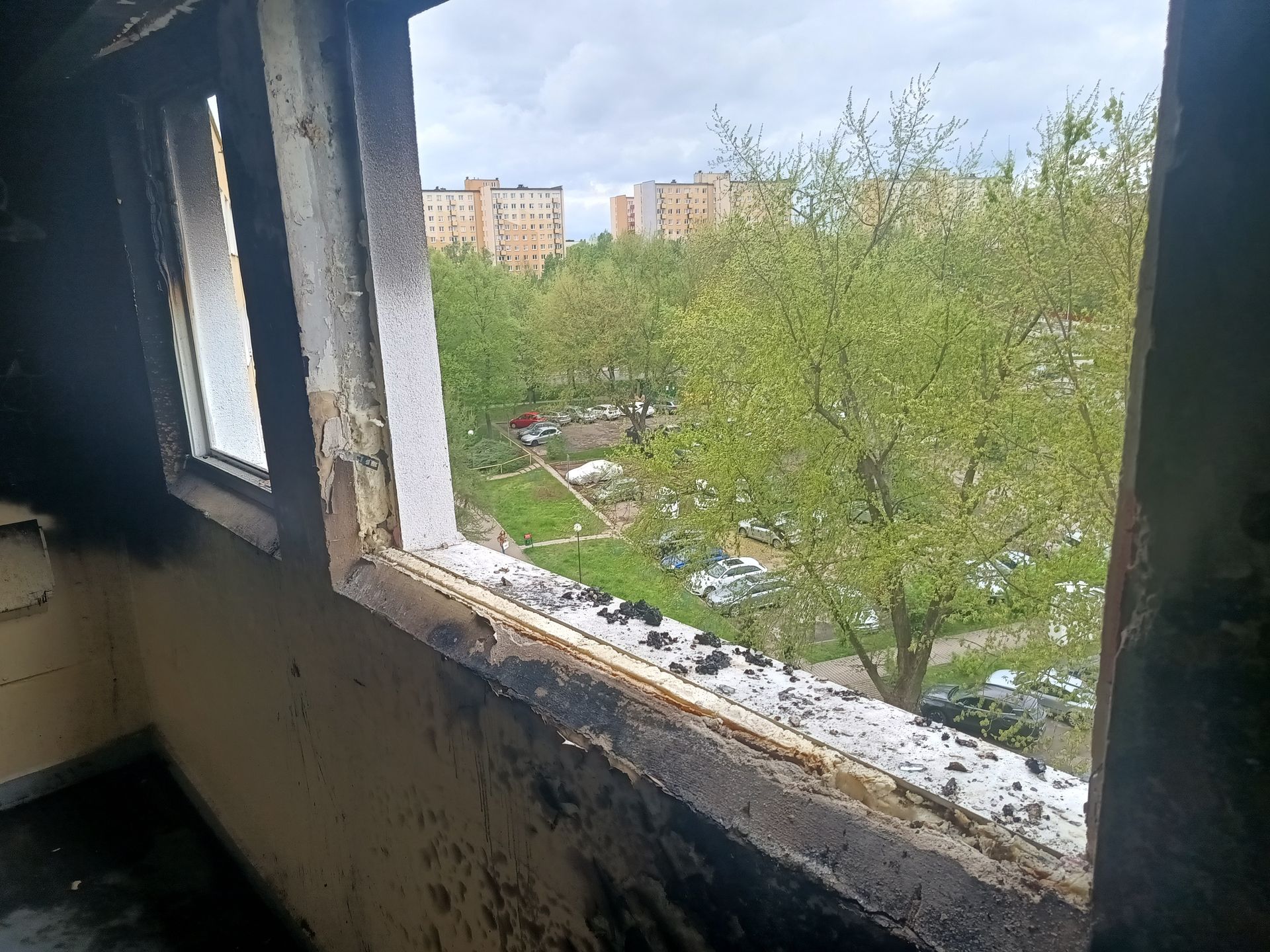 Zniszczenia po pożarze w bloku przy ul. Radzyńskiej w Lublinie