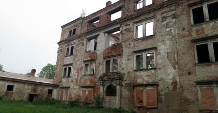 Zrujnowane rezydencje i pałace na terenie Dolnego Śląska. Spotkał je marny los