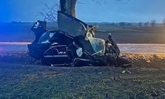 BMW roztrzaskało się na drzewie. Kierowca zginął na miejscu