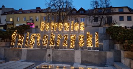 Mikołajki na rynku: rozświetlenie choinki, gorąca czekolada i prezenty dla dzieci