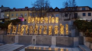 Ostrowiec Świętokrzyski: Mikołajki na rynku: rozświetlenie choinki, gorąca czekolada i prezenty dla dzieci