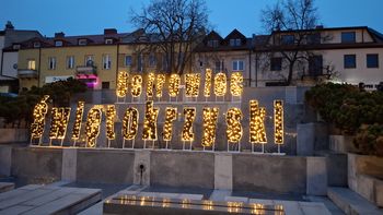 Ostrowiec Świętokrzyski: Mikołajki na rynku: rozświetlenie choinki, gorąca czekolada i prezenty dla dzieci