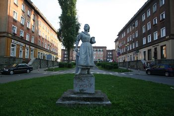 Tychy pokazały swoją modernistyczną duszę podczas spaceru architektonicznego. Historia miasta w betonie, ceramice i układzie przestrzeni