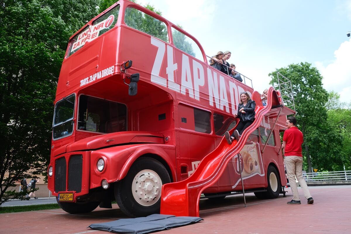 Czerwony autobus 7Days przy uczelni KUL