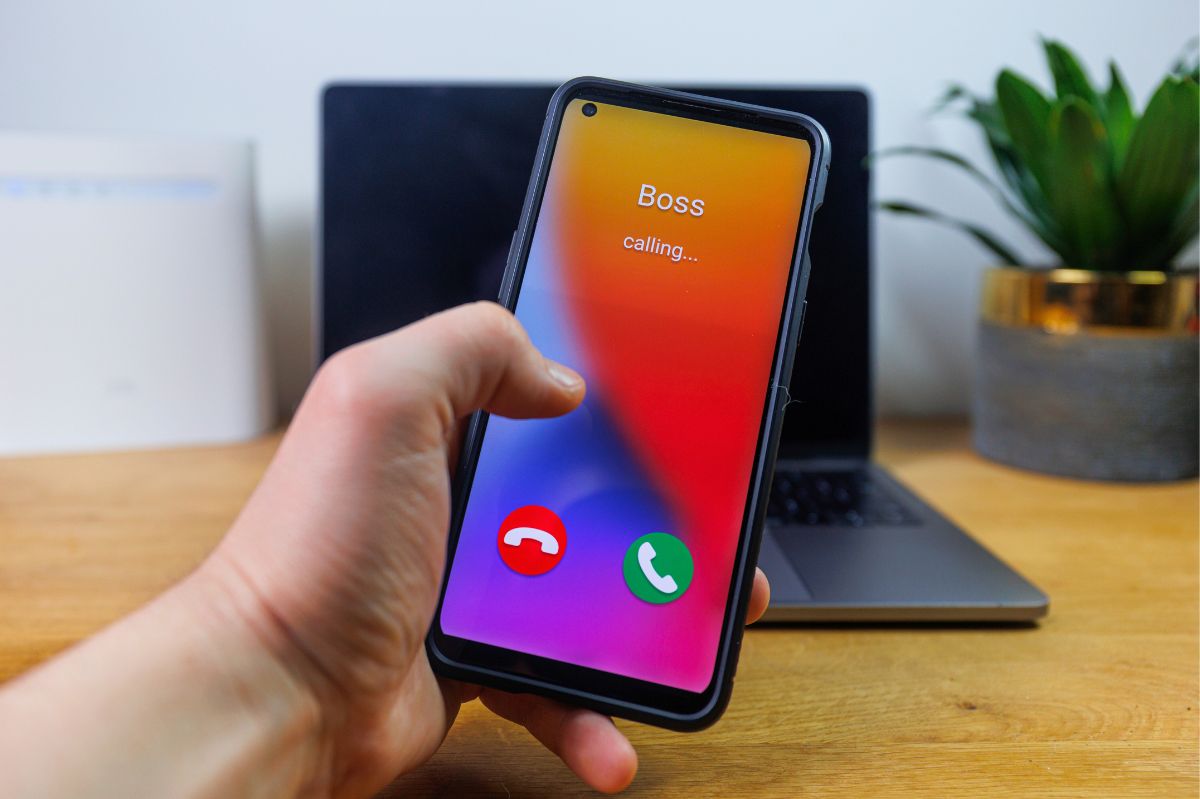 Telefon od szefa po pracy to twardy orzech do zgryzienia