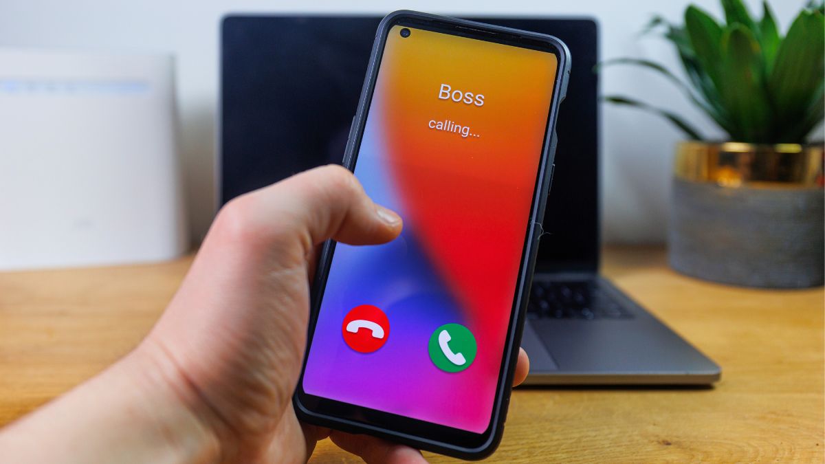 Telefon od szefa po pracy to twardy orzech do zgryzienia