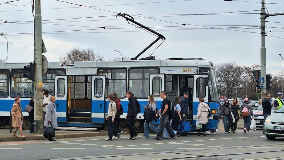 Zobacz, w których miejscach we Wrocławiu tramwaje muszą zwalniać do 10, 15 czy 20 km/h. Przygotowaliśmy listę pokazującą odcinki z wprowadzonymi ograniczeniami prędkości i planami remontowymi. Sprawdź, czy dotyczą także twojej codziennej trasy &gt;&gt;&gt;&gt;