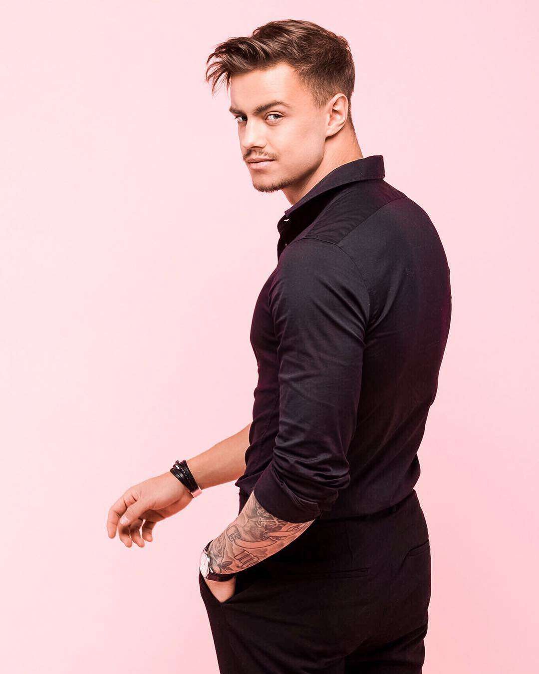 Rafał Jonkisz z wąsami wygląda bardzo sexy
