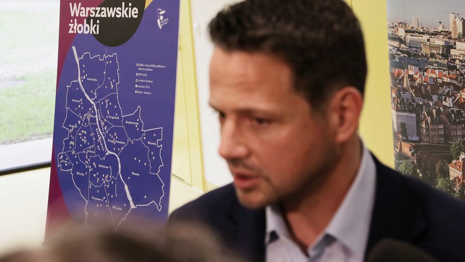 Warszawa. Prezydent Rafał Trzaskowski podczas konferencji prasowej dot. stołecznych żłobków, maj 2019 r.
