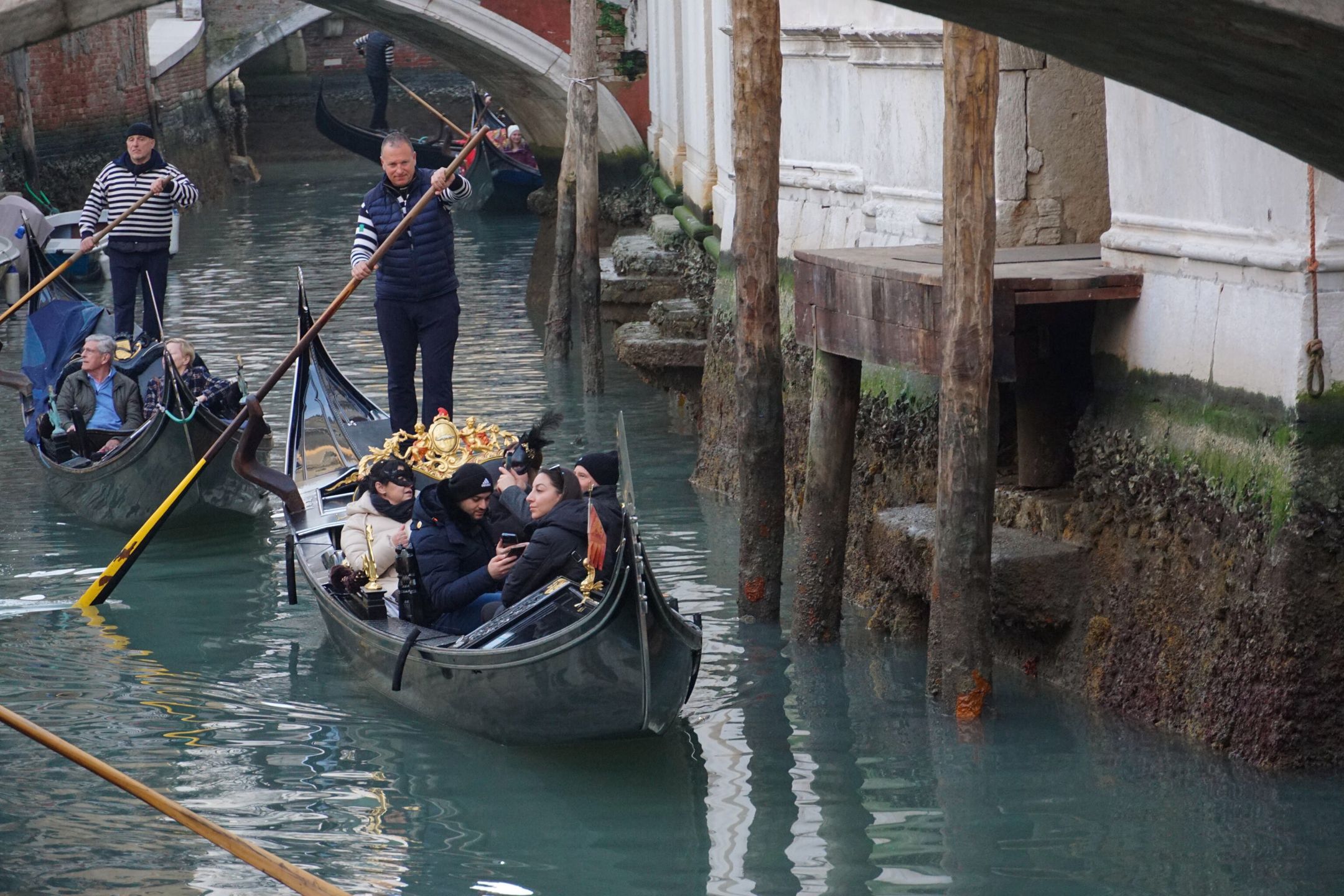 Gondoliers paddle carefully on the Santa Maria Formosa river because of the exceptional low tide that has recorded 70 centimeters below sea level, in Venice, Italy, 20 February 2023. EPA/Andrea Merola Dostawca: PAP/EPA.