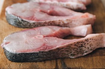 Chcesz podać smacznego karpia na wigilii? Natrzyj dzwonka na 2 godziny przed smażeniem