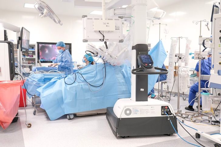 Robot wyciął całe płuco przez małe nacięcia. Pionierskie operacje w szpitalu przy al. Kraśnickiej | ZDJĘCIA