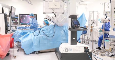 Robot wyciął całe płuco przez małe nacięcia. Pionierskie operacje w szpitalu przy al. Kraśnickiej | ZDJĘCIA