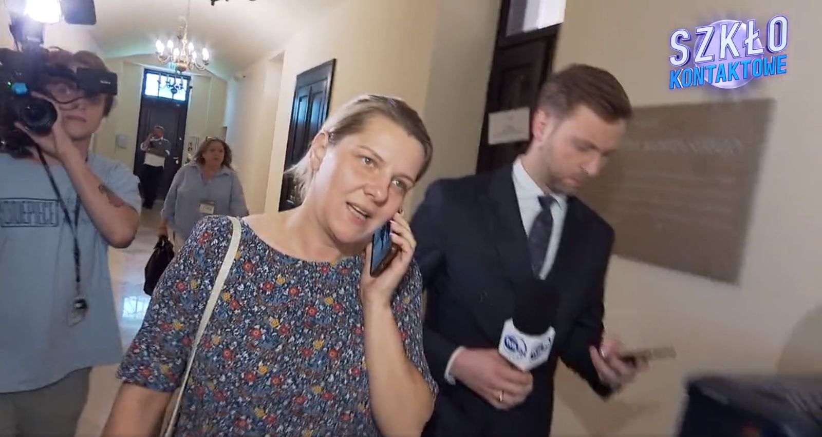 Wpadka posłanki Suwerennej Polski. Udawała, że rozmawia przez telefon, żeby uniknąć pytań dziennikarzy