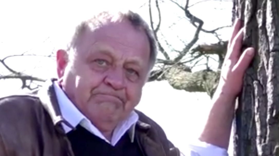 Gnieźnieński działacz społeczny Bogdan Bentyn przybił się w Wielki Piątek do drzewa. 