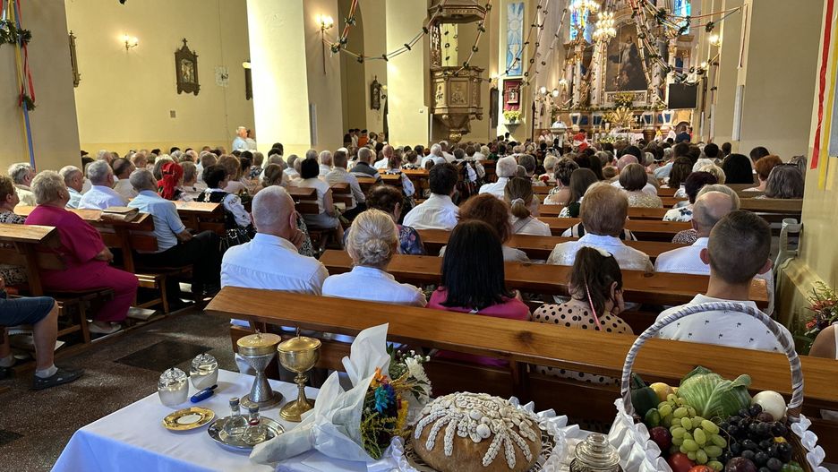 Dożynki w Lubochni 2025. Gminno-parafialne święto plonów, a na nim fantazyjne wianki, piękny, ludowy korowód, procesja i odpust