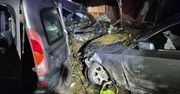 Auto wbiło się w budynek mieszkalny. Trwa poszukiwanie kierowcy - poważny wypadek w Bożewie