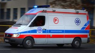 Karetka pogotowia wpadła do rowu w Jastrzębiu. Wyleciała z jezdni na ul. Cieszyńskiej. Jako pojazd uprzywilejowany jechała do pacjenta