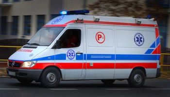 Karetka pogotowia wpadła do rowu w Jastrzębiu. Wyleciała z jezdni na ul. Cieszyńskiej. Jako pojazd uprzywilejowany jechała do pacjenta