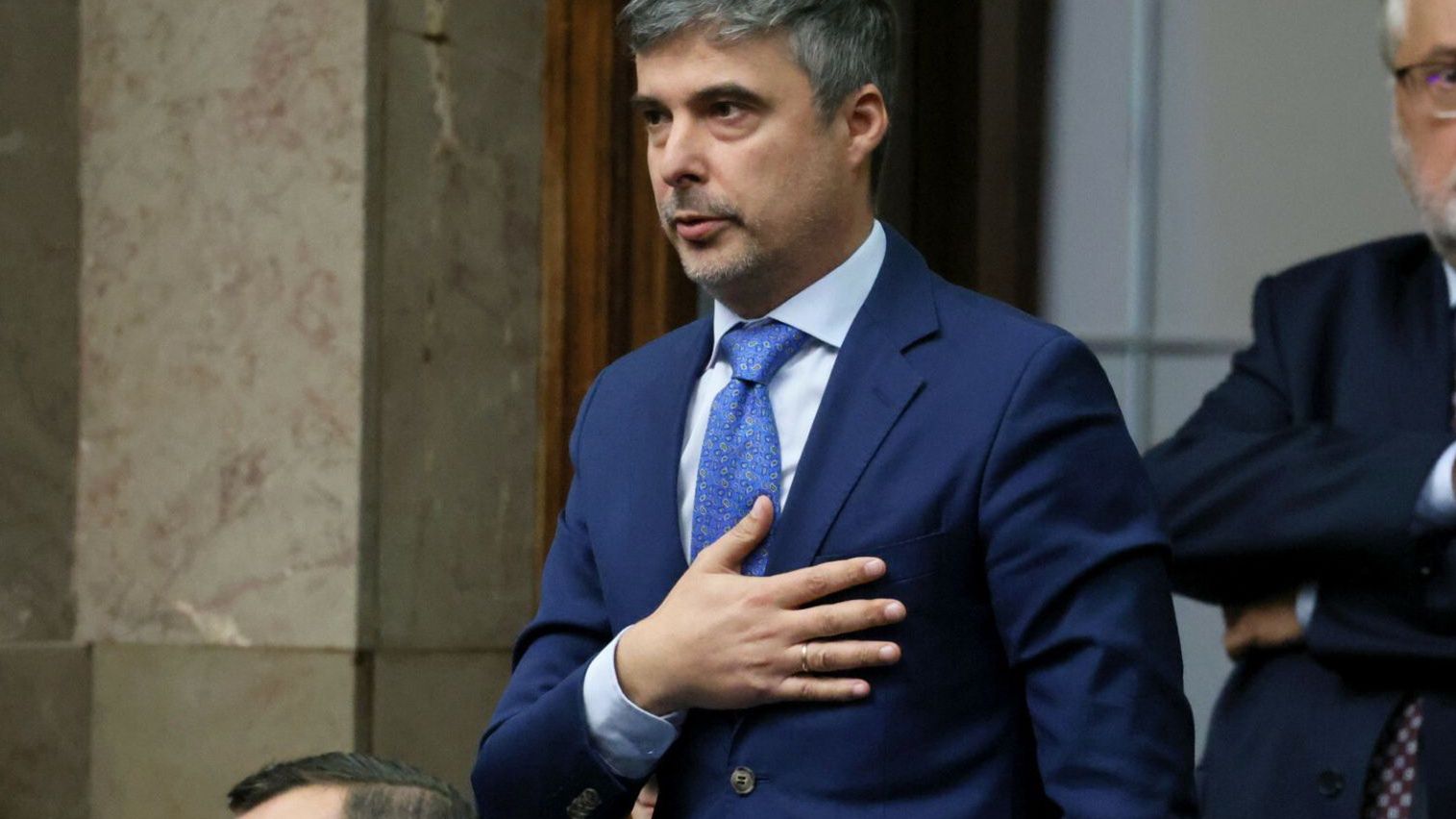 Poseł Radosław Lubczyk (pośrodku) podczas inauguracyjnego posiedzenia Sejmu X kadencji