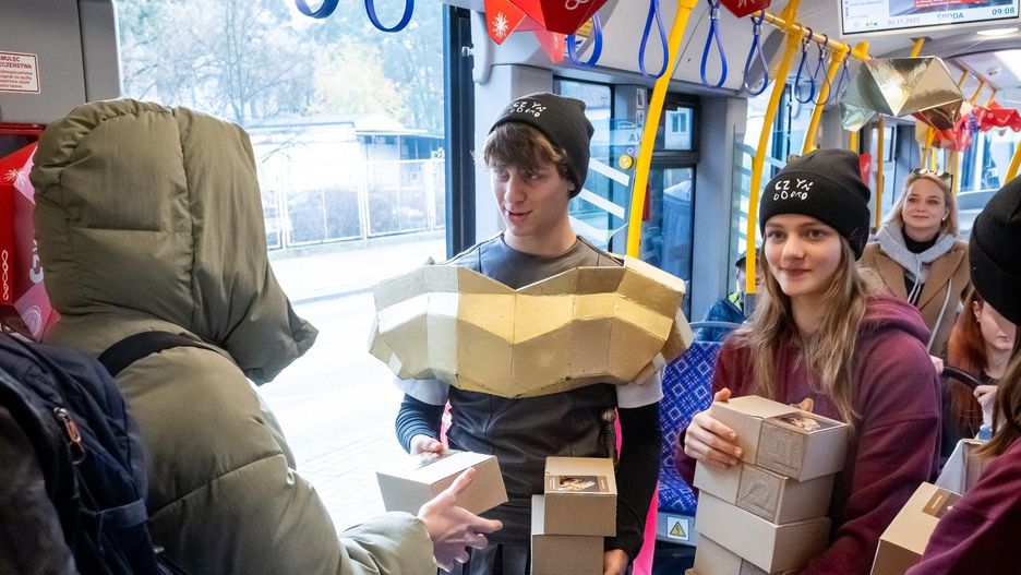 W Bydgoszczy rogale rozdawano w tramwaju linii nr 9.