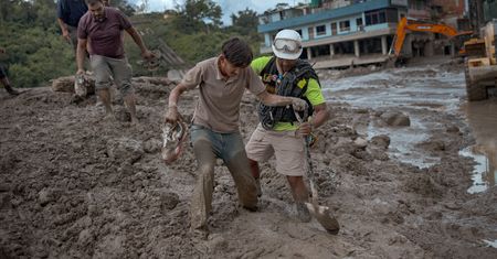 Skutki powodzi w Nepalu. Już 903 ofiary, ponad 4,2 tys. zaginionych