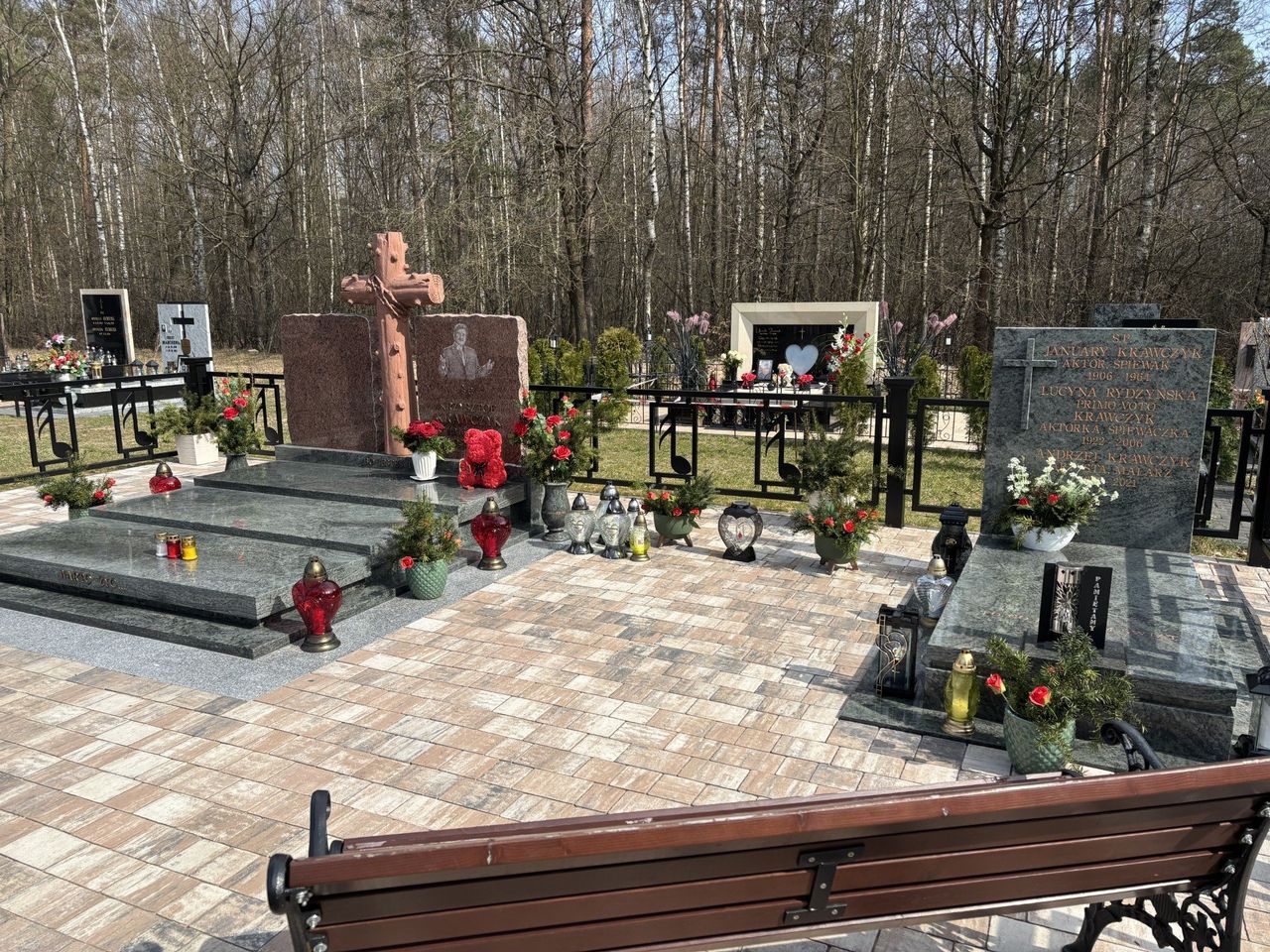 Grotniki: Grób Krzysztofa Krawczyka. Po jego śmierci przychodziły tłumy