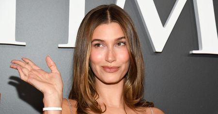 Ponętna Hailey Bieber zachwyca fanów, pozując w BIELIŹNIE: "Bogini. Rozumiem cię, Justin" (FOTO)