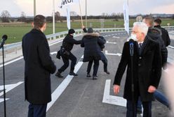 Września. Mateusz Morawiecki "ucieka" przed AgroUnią. Donald Tusk komentuje