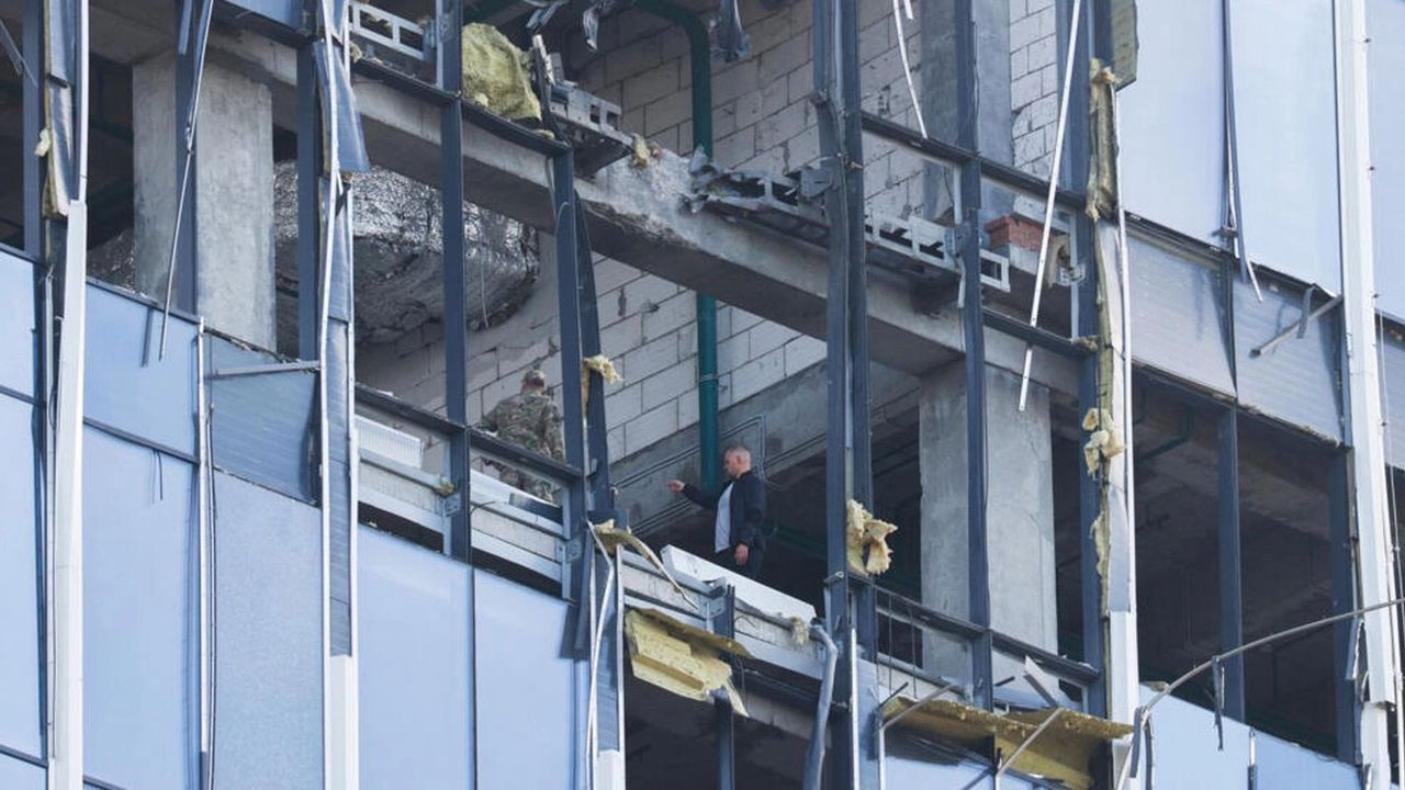 Oględziny uszkodzonego budynku w Moskwie po jednym z ukraińskich ataków.