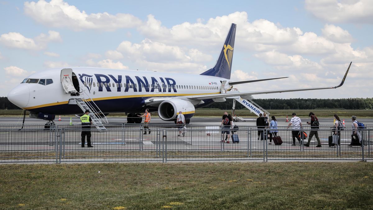 Lotnisko Modlin
covid, covid-19, epidemia, epidemie i zarazy, ilustracje, koronawirus w Polsce, Lotnisko Modlin, maseczka ochronna, maska, Mi�dzynarodowy Port Lotniczy Warszawa-Modlin, pasa�erowie, Ryanair, samolot, SARS-CoV-2, stan epidemii, transport lotniczy, turystyka, wirus