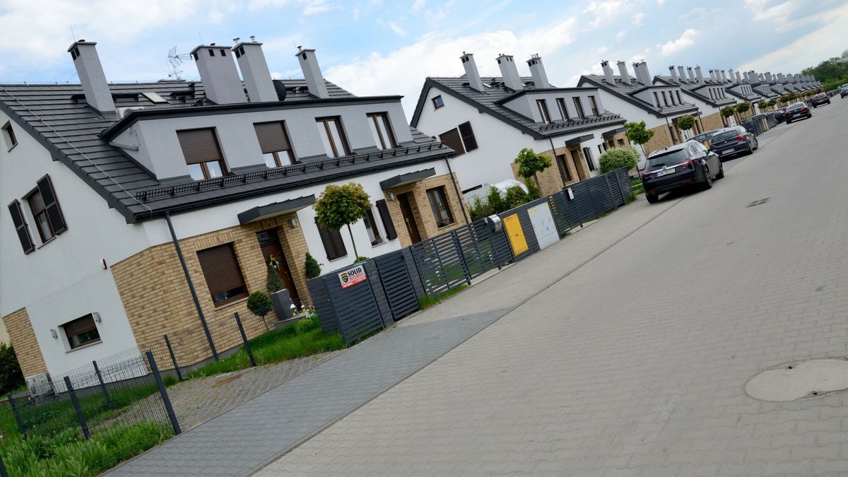 Nowe osiedla we Wroc?awiu
Fot. Bartlomiej Magierowski/EastNews. Wroclaw 16.05.2017. Przybywa nowych budynkow mieszkalnych, w dzielnicy Psie-Pole powstaja kolejne osiedla. Nowe inwestycje potwierdzaja dobra koniunkture w sektorze nieruchomosci. N/z: ukonczone osiedle blizniakow przy ulicy Bierzyckiej.
Bartlomiej Magierowski