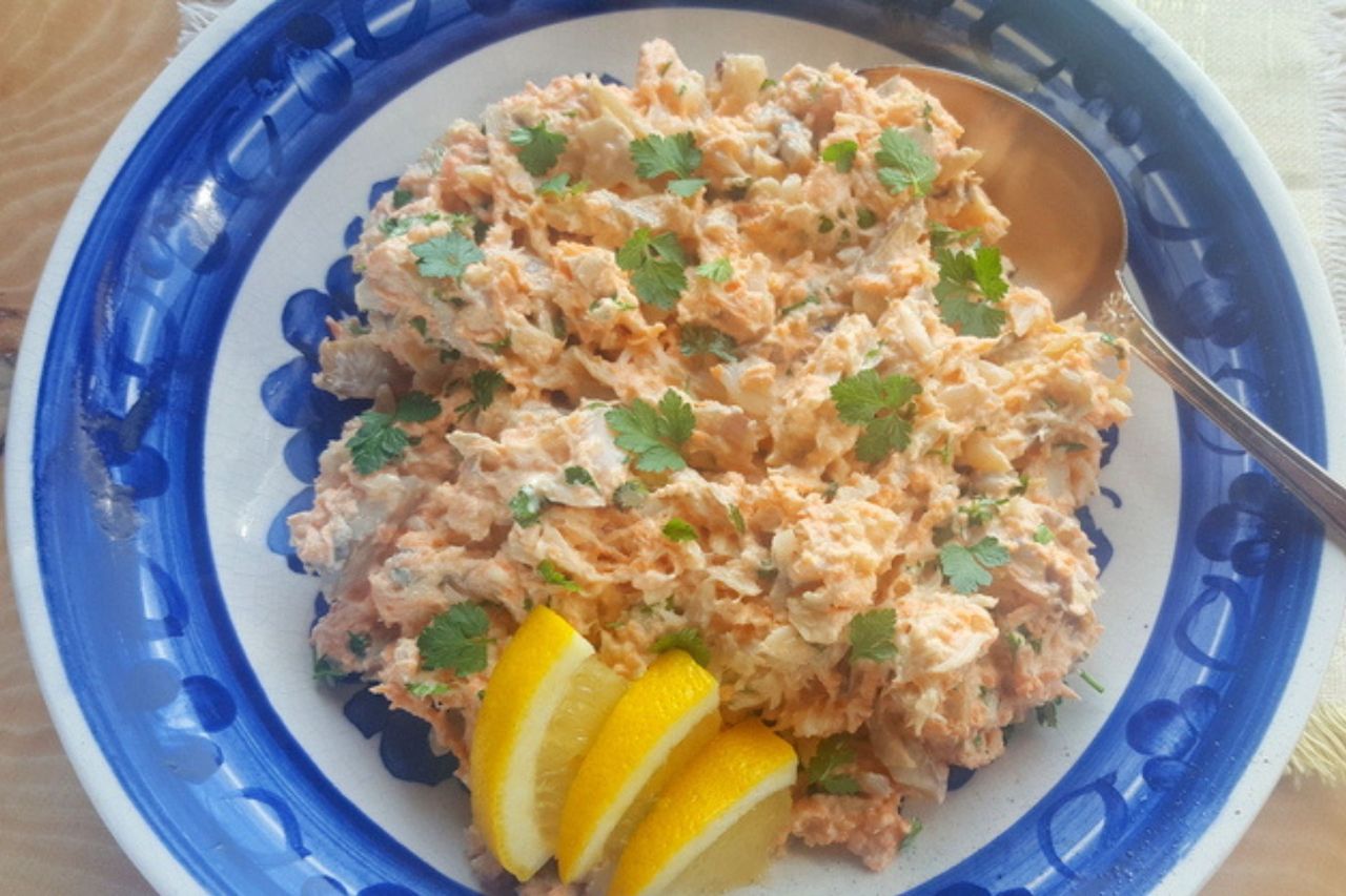 Ta sałatka królowała na rautach i eleganckich przyjęciach w PRL-u. Dziś już nikt nie pamięta