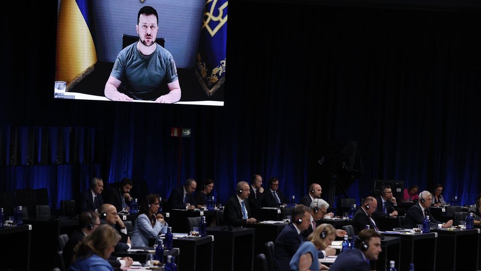 Ukrainian President Volodymyr Zelensky (on the screen), delivers a speech as he attends by video conference a meeting during the first day of the NATO Summit at IFEMA Convention Center, in Madrid, Spain, 29 June 2022. Heads of State and Government of NATO's member countries and key partners are gathering in Madrid from 29 to 30 June to discuss security concerns like Russia's invasion of Ukraine and other challenges. Spain is hosting 2022 NATO Summit coinciding with the 40th anniversary of its accession to NATO. EPA/Juan Carlos Hidalgo Dostawca: PAP/EPA.
