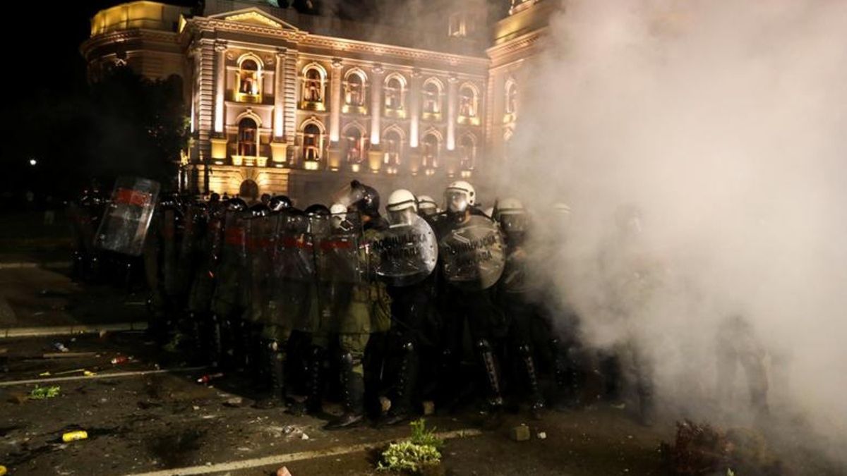 Serbia. Demonstracje przy siedzibie parlamentu