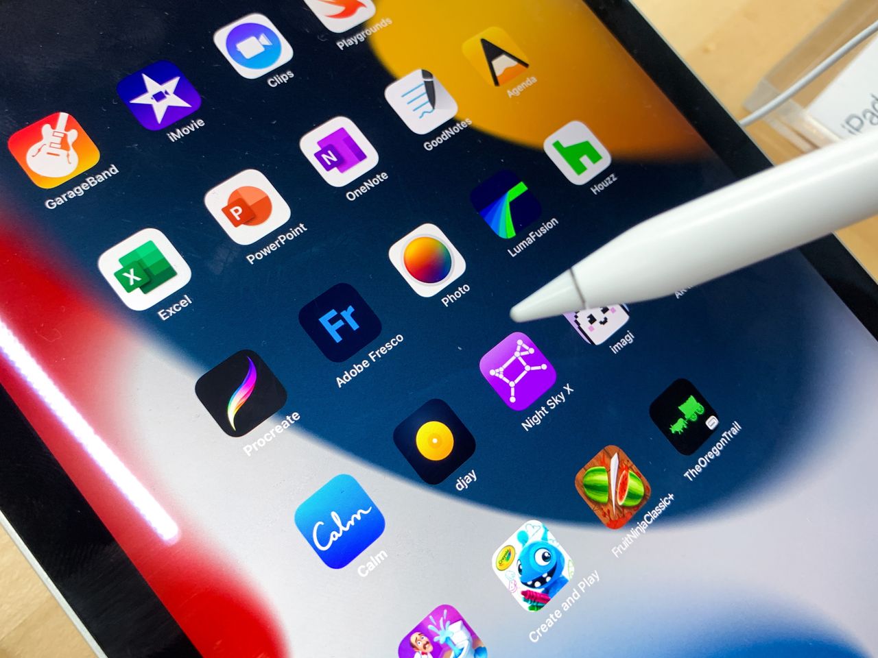 Przyszłoroczne iPady Pro mogą mieć dużo lepsze ekrany (Jakub Porzycki/NurPhoto via Getty Images)
