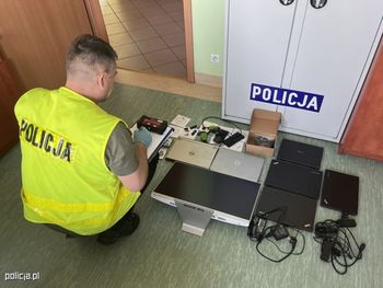 Człuchów: Sprzedawał laptopy z lewymi programami diagnostycznymi. Straty wyceniono na 180 tys. zł