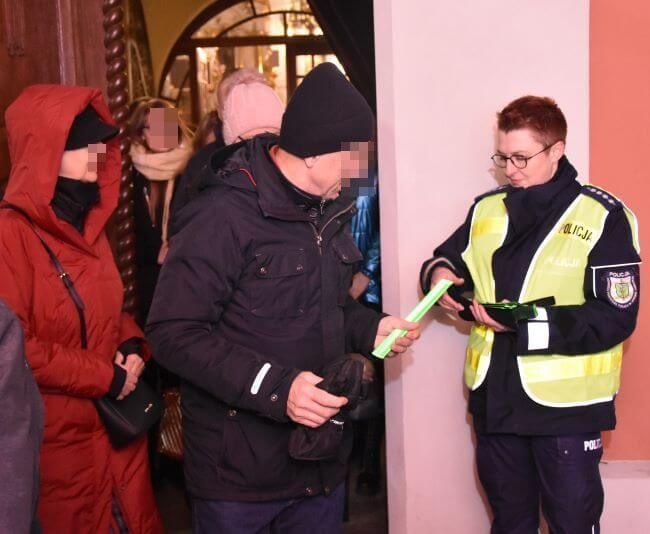 Akcja rozdawania odblasków po mszy świętej