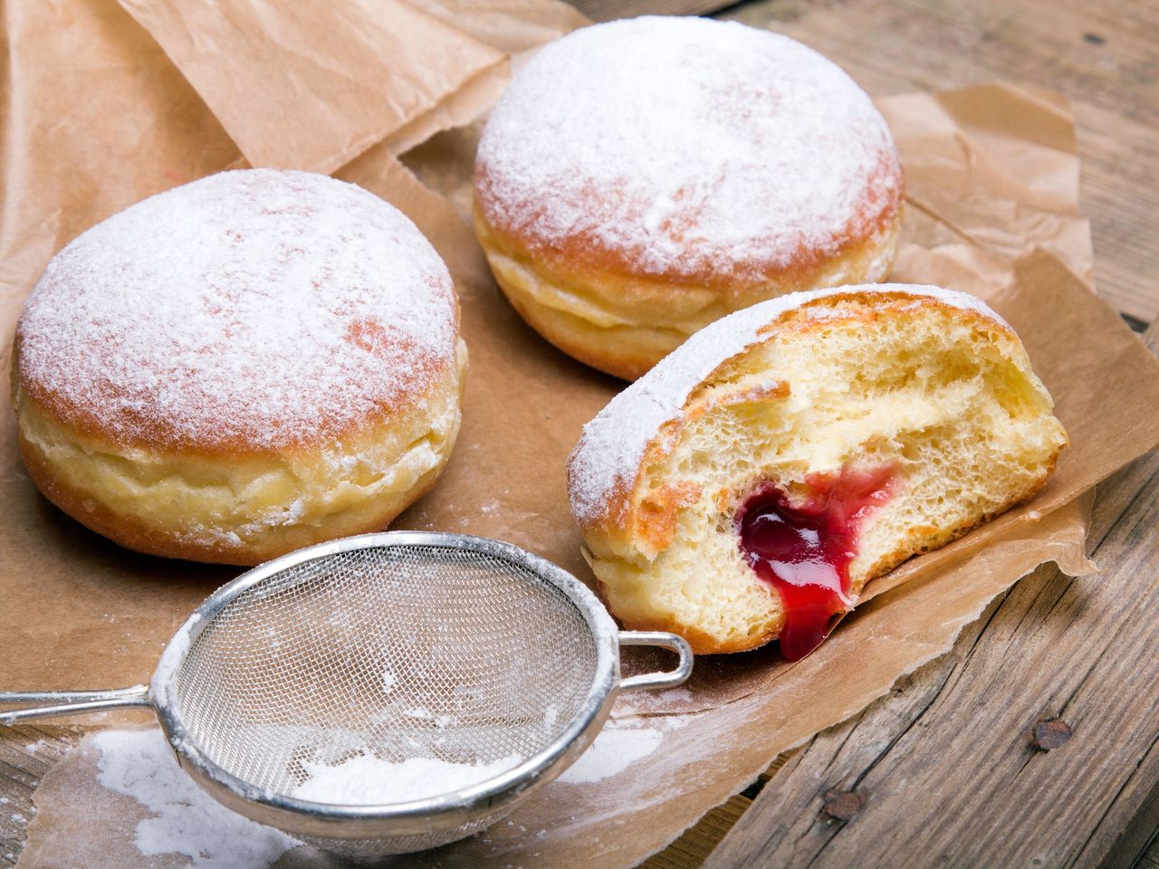 Skąd się wzięły pączki? Od twardej buły ze słoniną do puszystej słodkiej przekąski