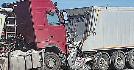 Cztery osoby zmiażdżone pomiędzy ciężarówkami. Z forda nic nie zostało