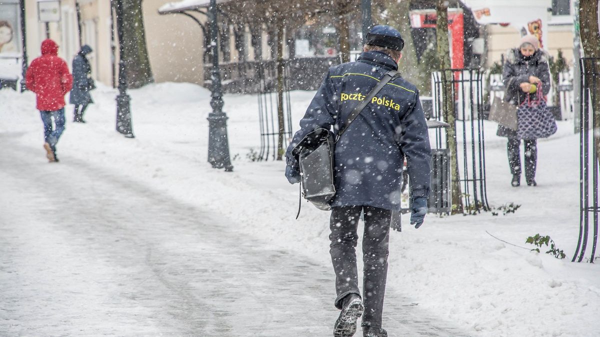 Listonosze doręczają paczki niezależnie od pogody.